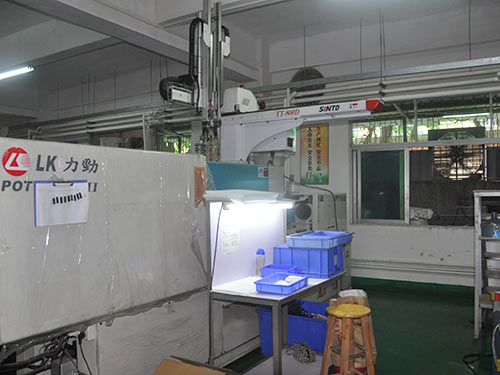 注塑車間機械化自動生產
